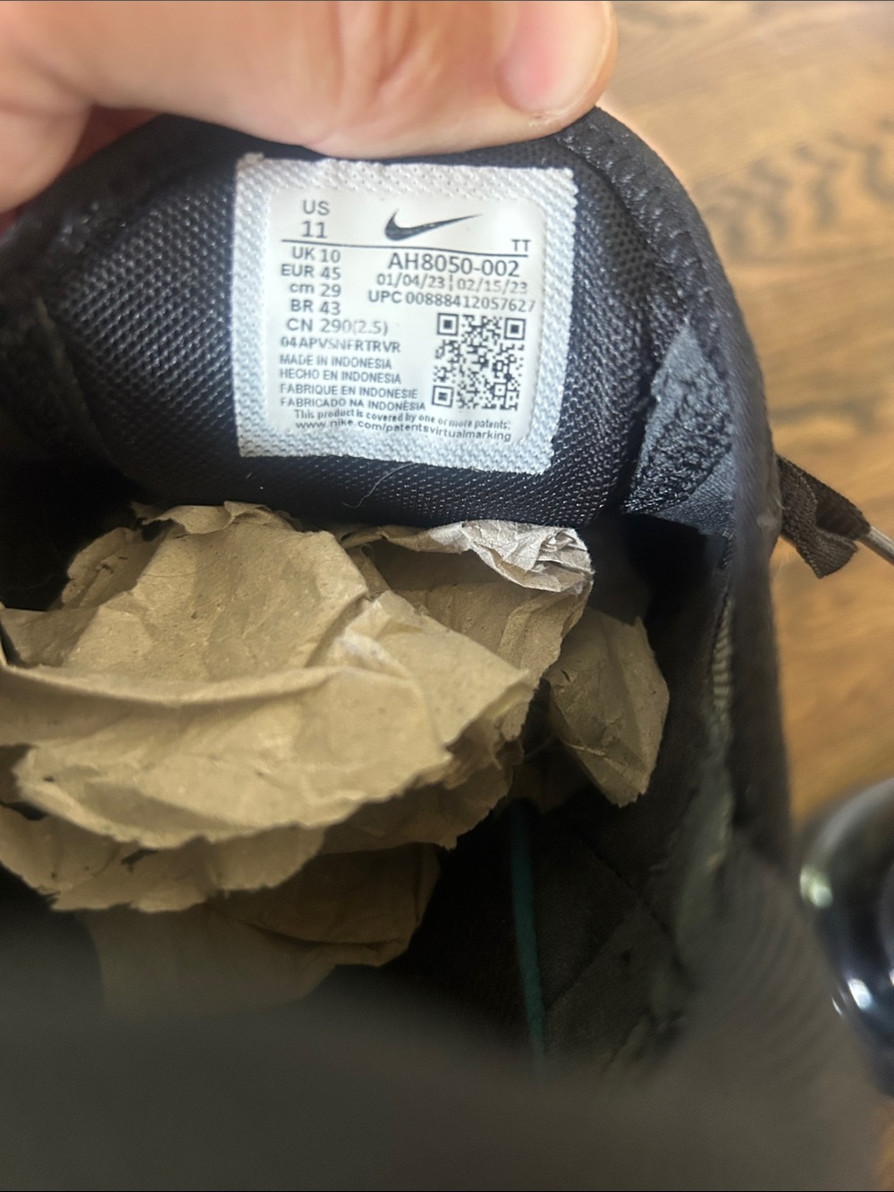 Nike Men's Black and White Air Max 270 Sneakers - Picture 7 of 7
